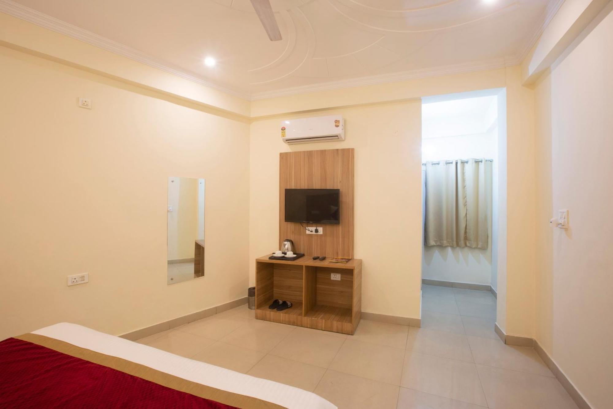 Hotel Lemon Suites & Banquet Noida Sector 62 Εξωτερικό φωτογραφία