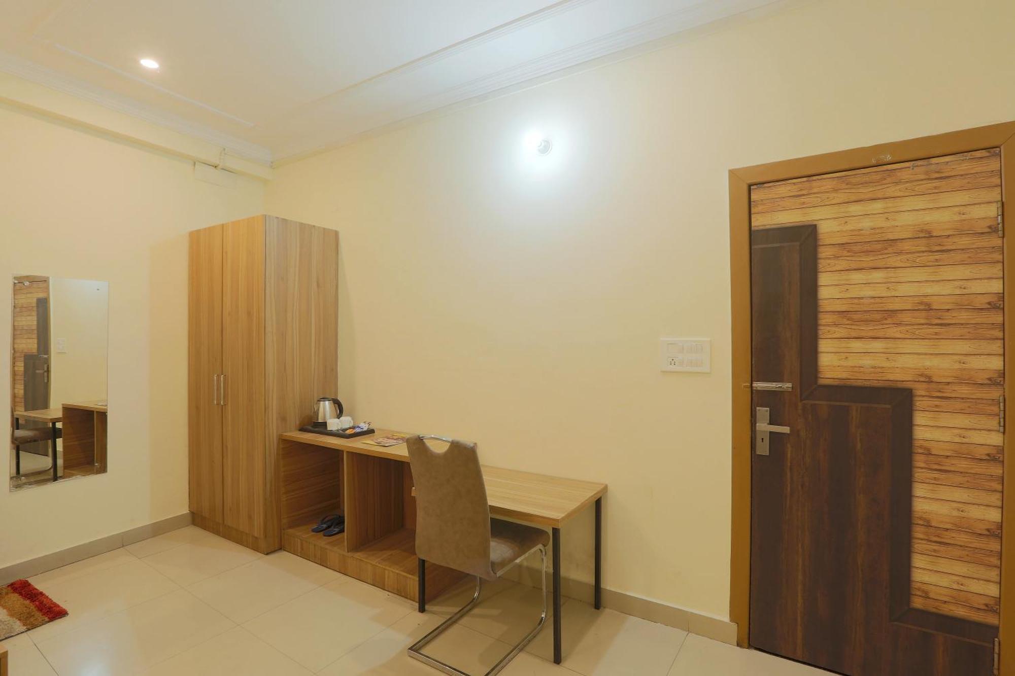 Hotel Lemon Suites & Banquet Noida Sector 62 Εξωτερικό φωτογραφία